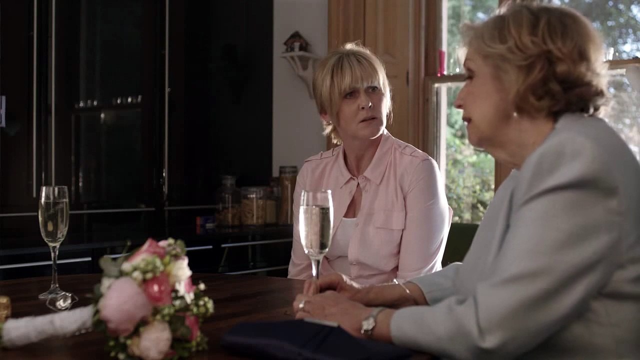 Caroline & Kate 2x02