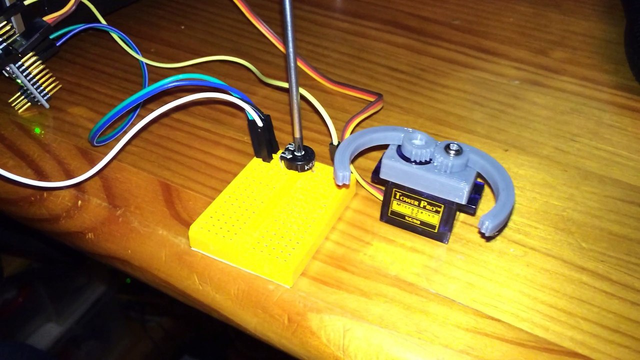 Simple servo gripper