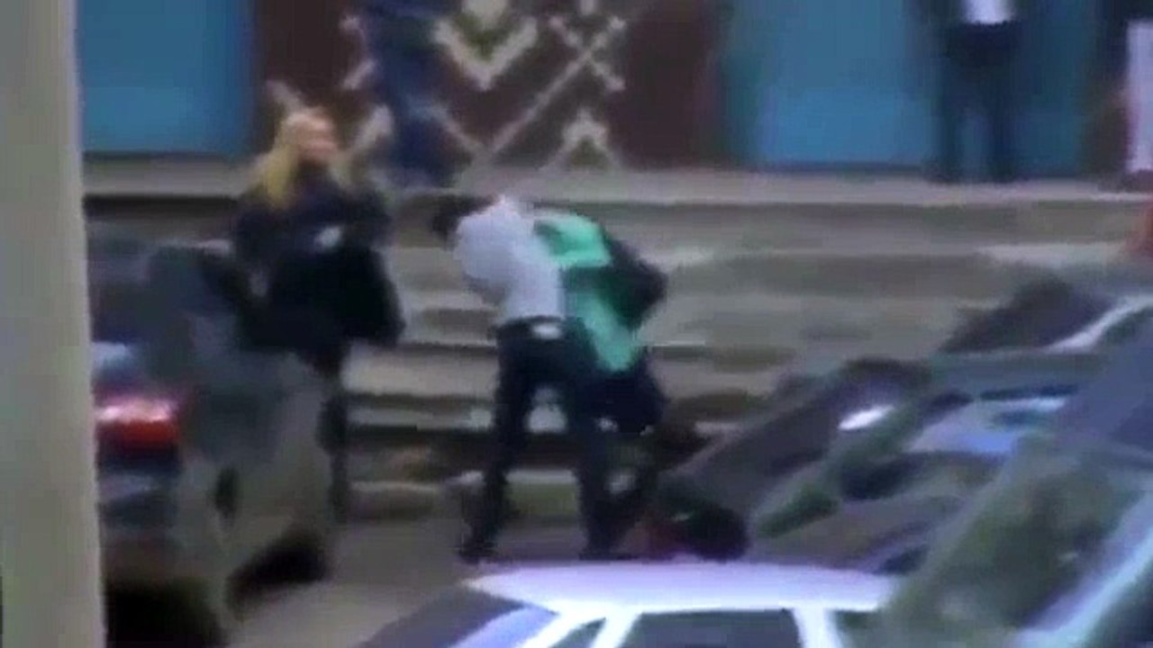 Un russe agresse une femme et se fait calmer !