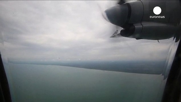 Hallados restos que podrían pertenecer al avión de AirAsia desaparecido desde el domingo por la mañana