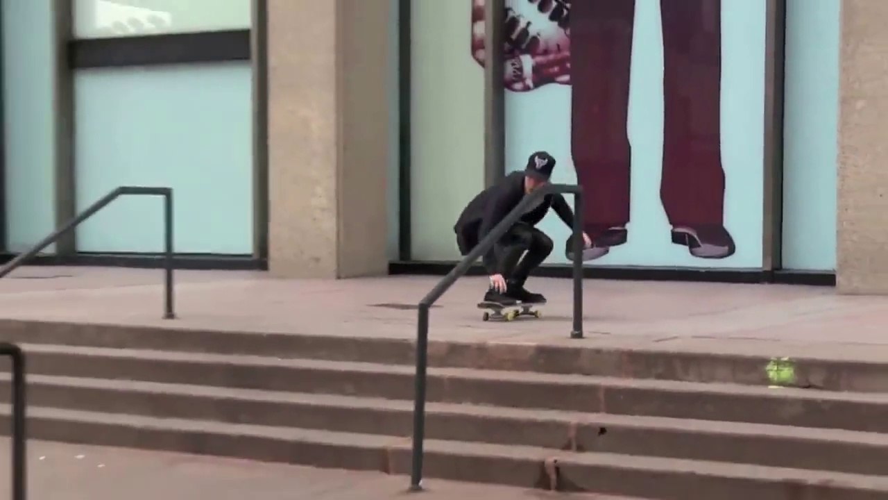 Justin Bieber fails while Skateboarding : ridiculous Fall in Stairs in Nyc