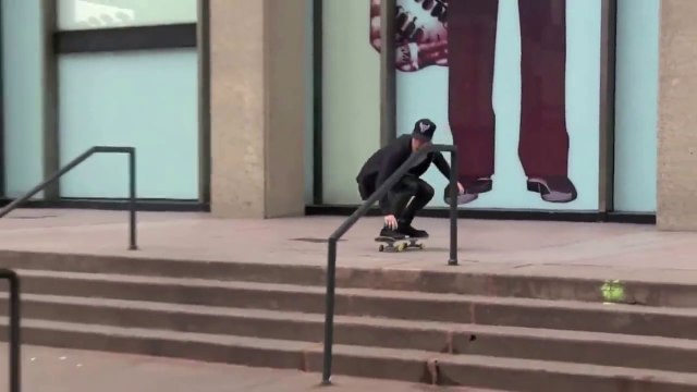 Justin Bieber fails while Skateboarding : ridiculous Fall in Stairs in Nyc