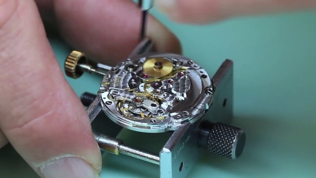 Démonter et remonter une montre de luxe Rolex Submariner - Demonstration par Watchfinder & Co.