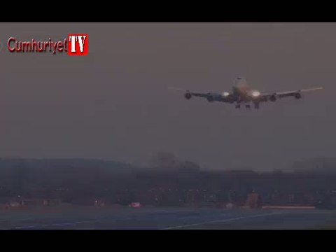 İniş takımları açılmayan uçağı böyle indirdi