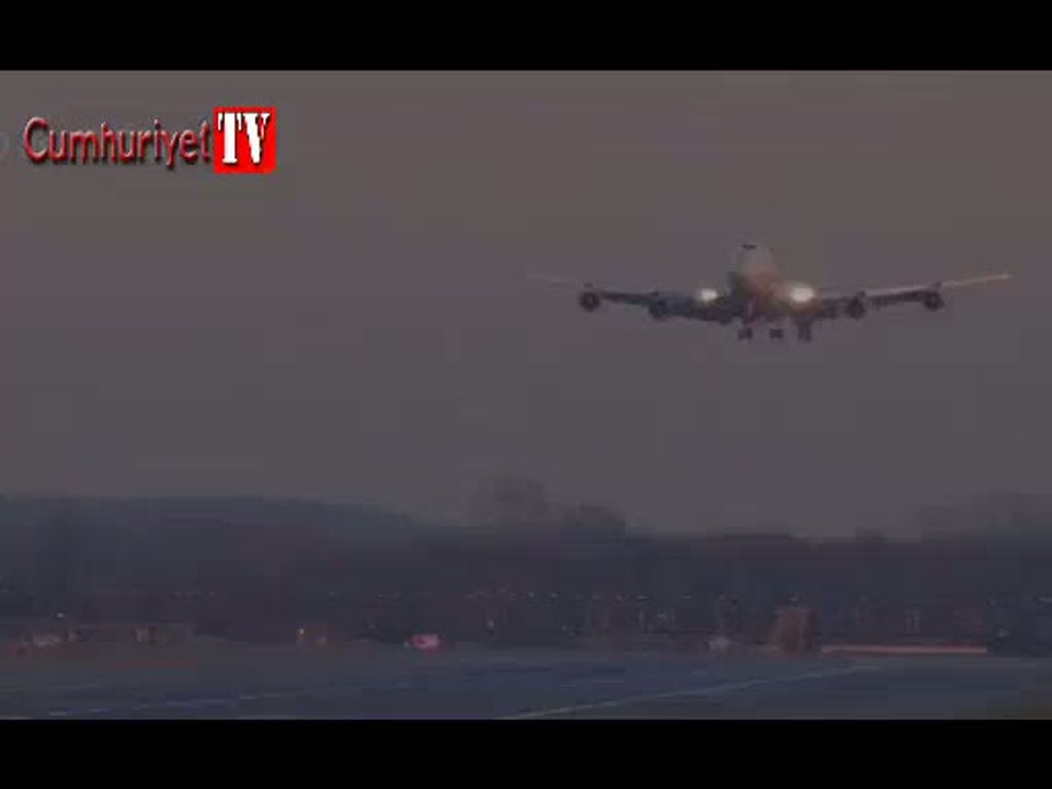 İniş takımları açılmayan uçağı böyle indirdi
