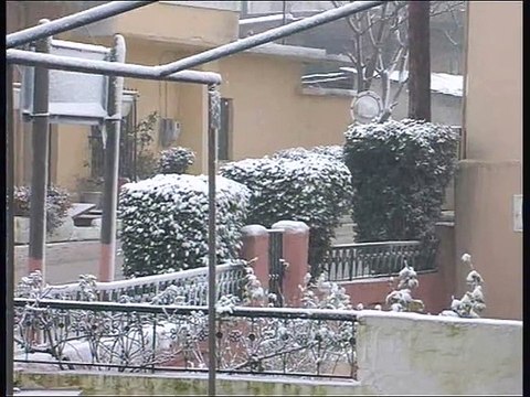 Έπεσαν τα πρώτα χιόνια στην περιοχή της Θήβας