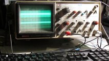 Il joue à Quake sur un oscilloscope