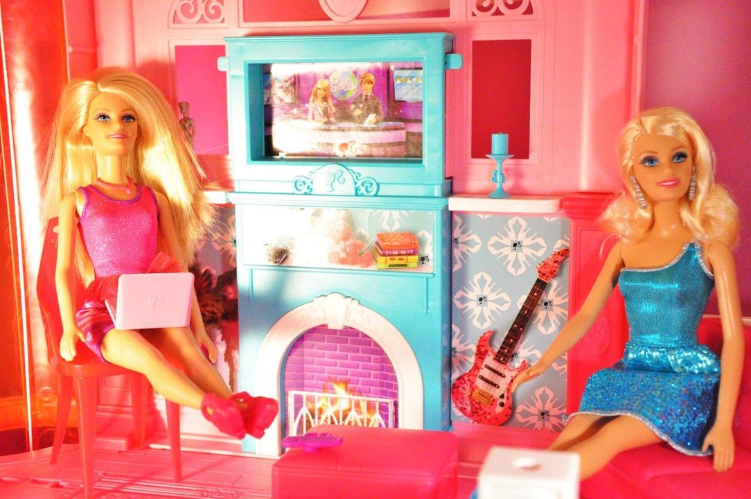 Barbie Podyumda 1.Bölüm - Defile teklifi - EvcilikTV Barbie Videoları