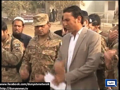 Dunya News - Younas Khan visits Army Public School in Peshawar to pay his respects to those who died in attack
