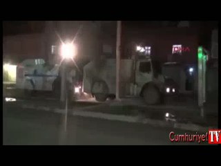 Eylemde arızalanan TOMA'yı başka bir TOMA iterek kurtardı