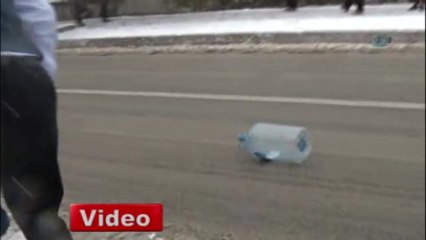 Dakikalarca Karın Üzerine Yatarak Bekledi