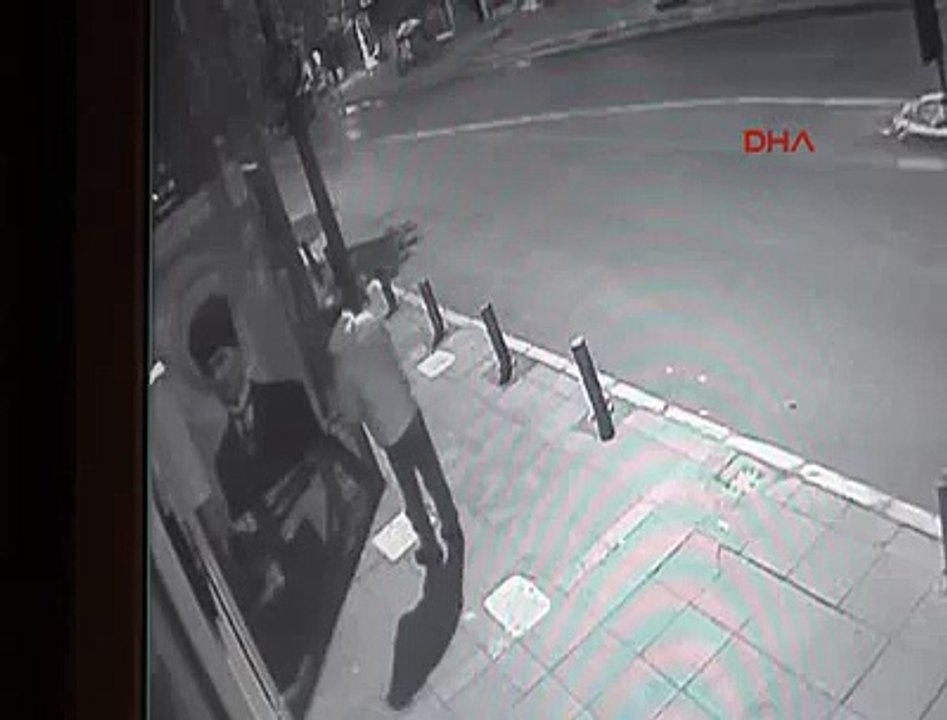 ATATÜRK POSTERİNİ YAKTI