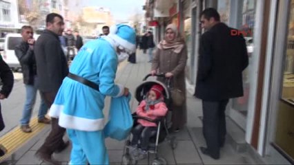 Van 'Kahvaltı Baba' Van'da Yılbaşı Hediyesi Dağıttı