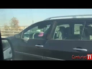 Otoyolda akılalmaz görüntü: Direksiyon başında çocuk uyuttu