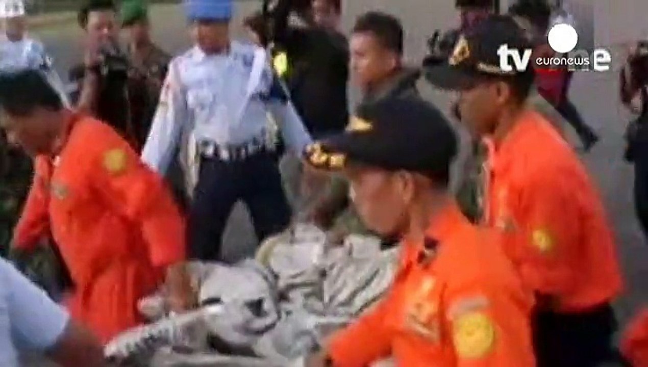 Vermisstes AirAsia-Flugzeug ist ins Meer gestürzt