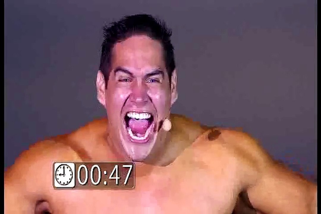 Apuesto por ti - Sostiene dos carros con sus brazos