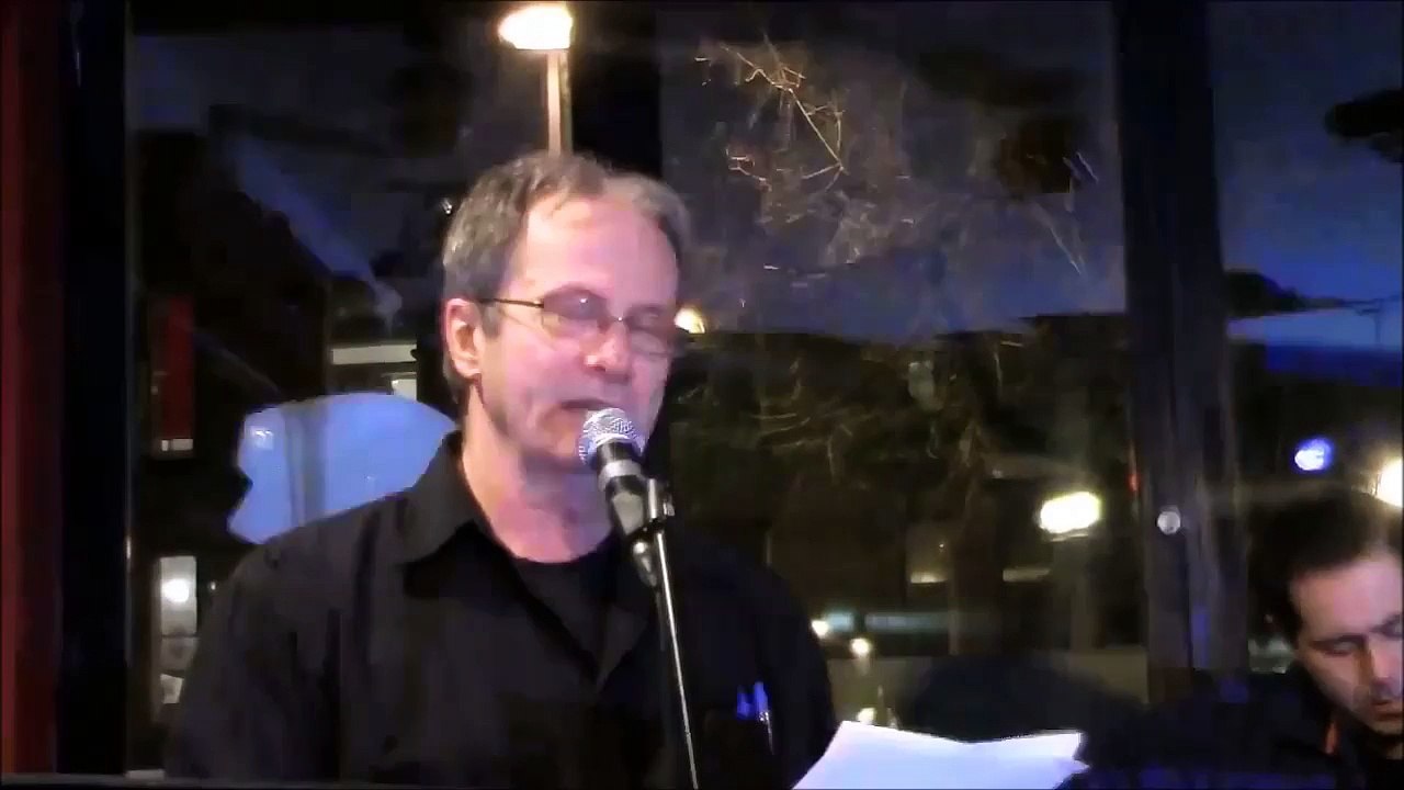 Loup J-F Lu par des amis Poètes au Chapeau Noir Bistro de Paris
