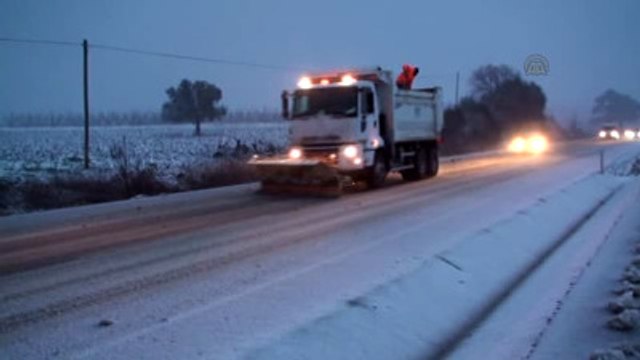 Yoğun Kar Yağışı Nedeniyle Ulaşım Güçlükle Sağlanıyor