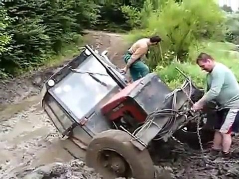 Çamura Gömülen Traktörü İş Makinesi Kurtarmaya Çalışıyor