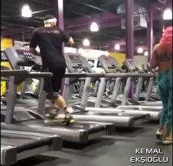 Düştüğü Durumu Hiç Bozuntuya Vermeyen Abi