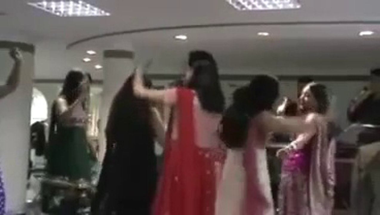 Ghar Aaya Mera Pardesi.. Live Dance