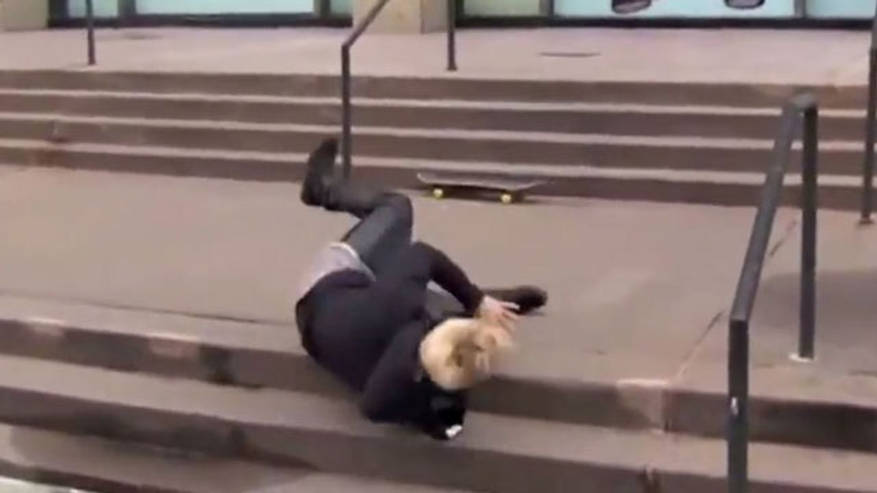 Justin Bieber FAIL skateboarding in New York City