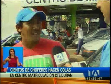 Continúan las interminables colas en el centro de matriculación de la CTE en Durán.