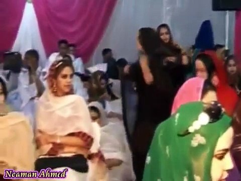 رقص احلى بنات مع اغنية فنان اليمن احمد بن احمد قاسم صدفة