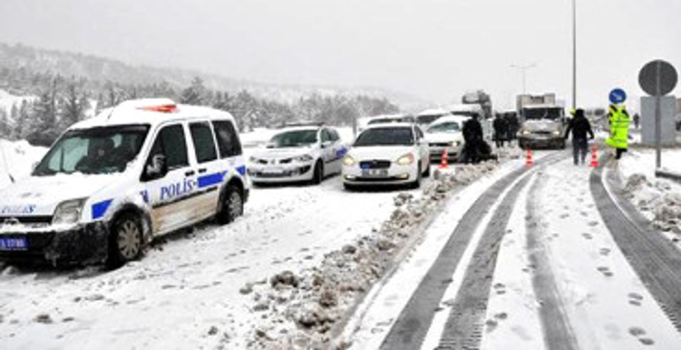 Türkiye Kara Teslim Oldu, Yollar Kapandı, Elektrikler Kesildi