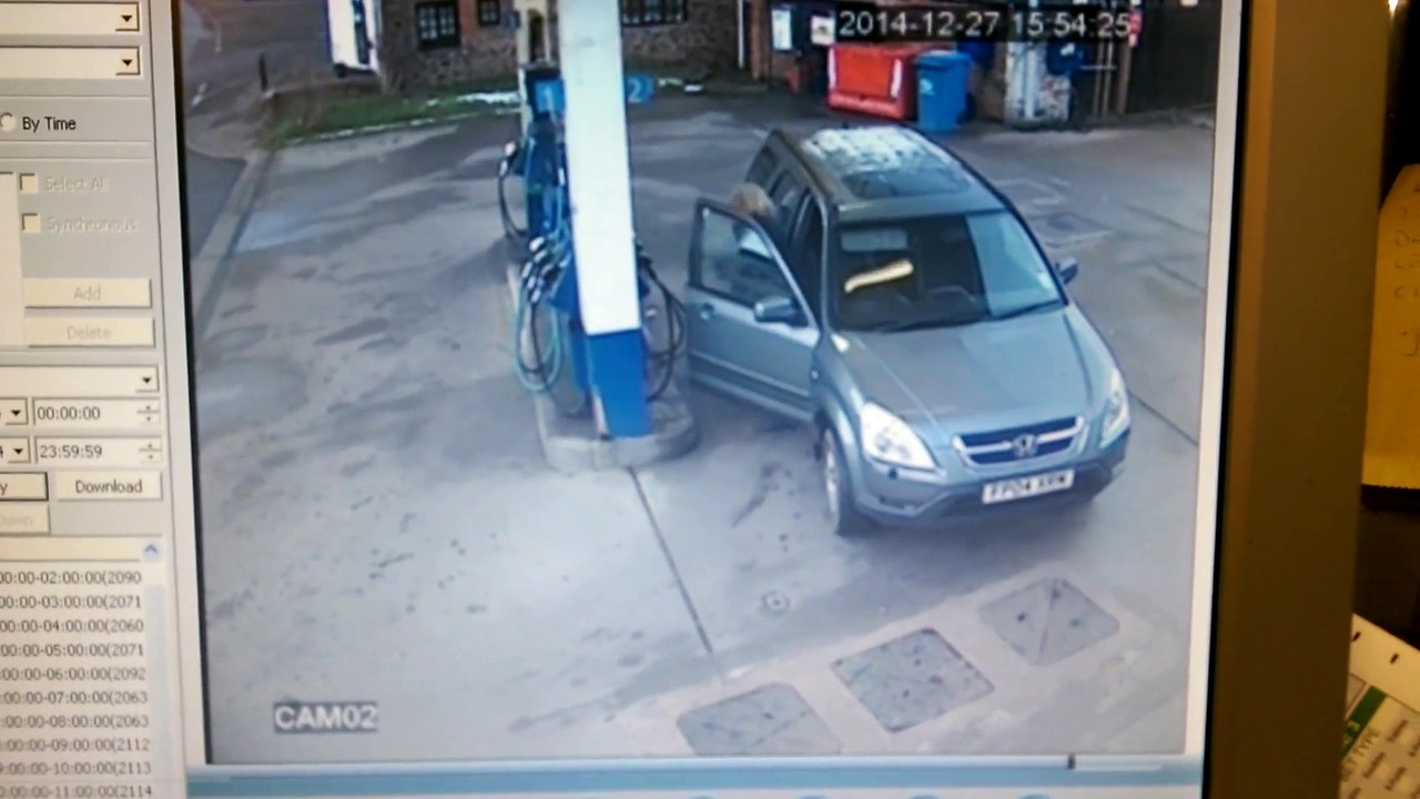 Une femme débile essaie de mettre de l'essence... Mais où est ma trappe à essence??