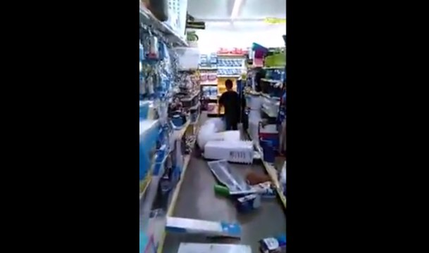 Un ado détruit un magasin sans raison : calme et posé, mais débile!