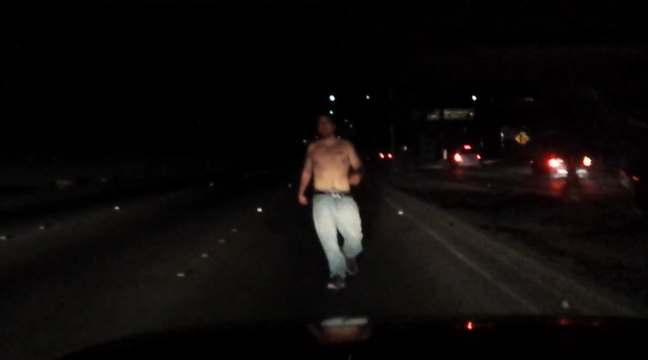 Un drogué tombe d'un pont haut de 10m et se relève tranquillement!