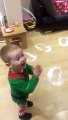 Réaction magique d'un enfant qui voit que le papa Noël est passé.