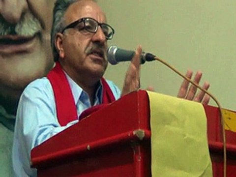 اے این پی ضلعی کونسل حیدرآباد کے اجلاس سے صوبائی جنرل سیکریٹری یونس بونیری خطاب کر رہے ہیں