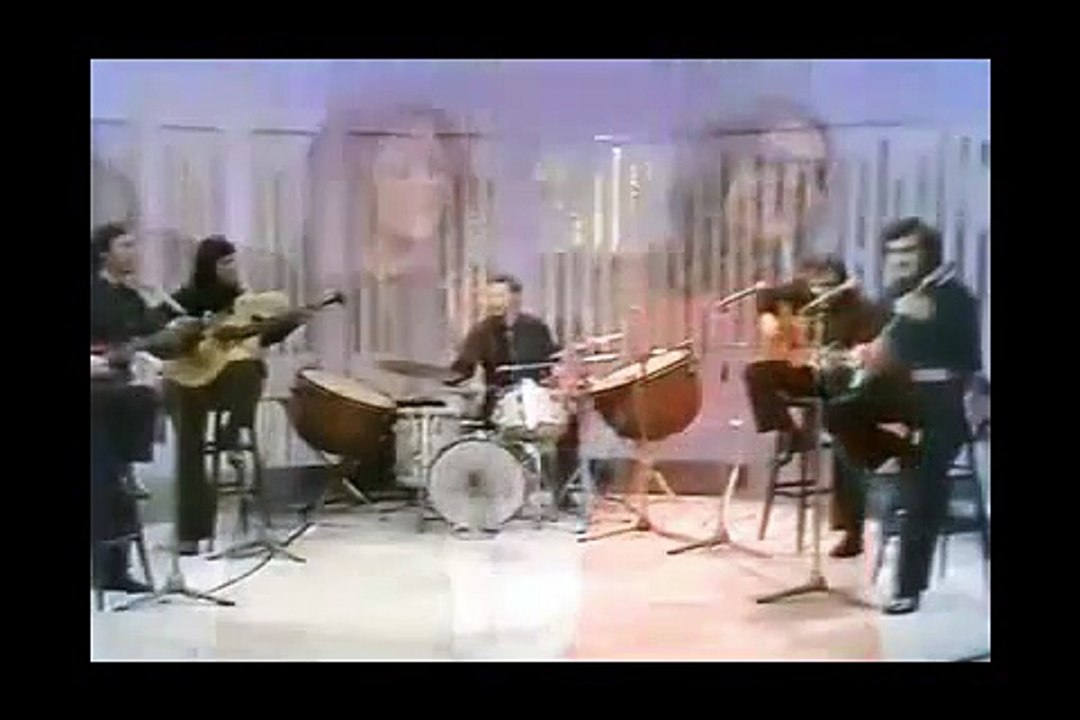 Nana Mouskouri & Vicki Leandros  -  Deka  Palikaria  -  1972 --