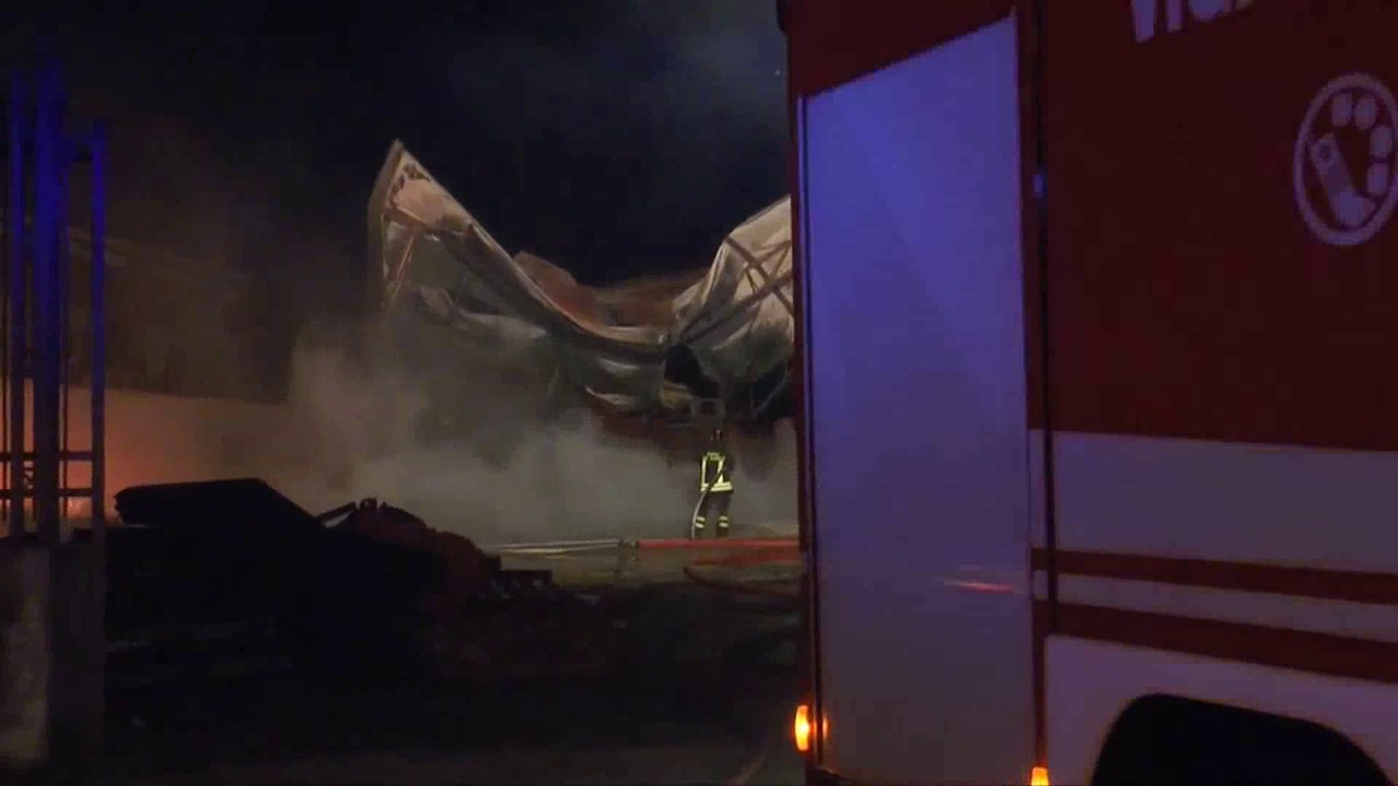 Gricignano (CE) - Via Boscariello,in fiamme il deposito di pedane  (29.12.14)