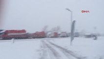 Manisa Akhisar Kar Yolları Kapattı, Binlerce Sürücü Mahsur Kaldı 3 Kuyruktan Görüntü