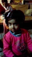 Little Girl Singing a poem Mano barci achi