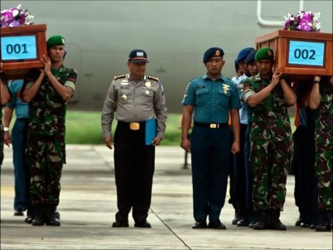 First AirAsia Flight 8501 bodies arrive at airport