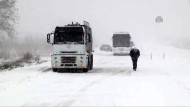 Kar Yağışı Nedeniyle Ulaşım Güçlükle Sağlanıyor