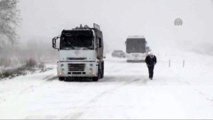 Kar Yağışı Nedeniyle Ulaşım Güçlükle Sağlanıyor