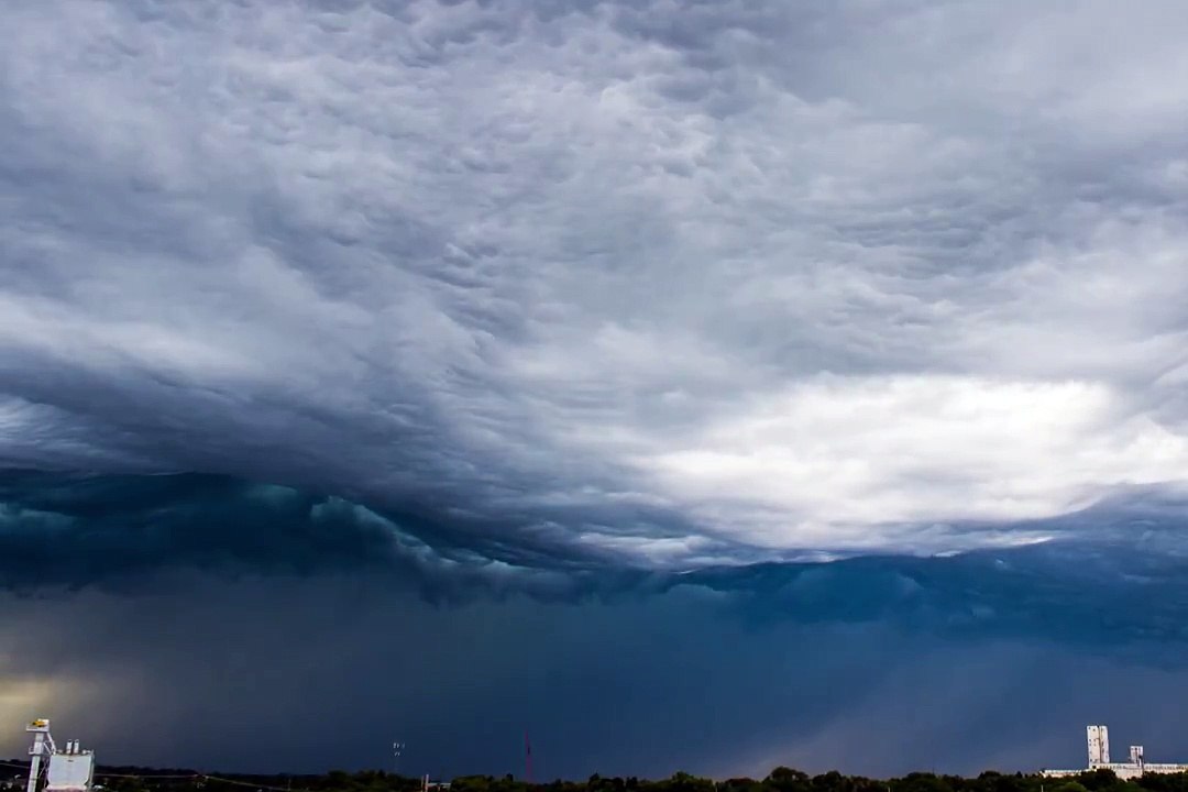 10 incroyables phénomènes naturels : nuages vagues l'océan