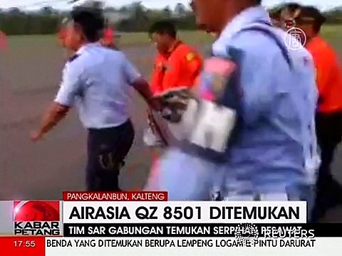 Крушение AirAsia: спасатели извлекли из воды шесть тел