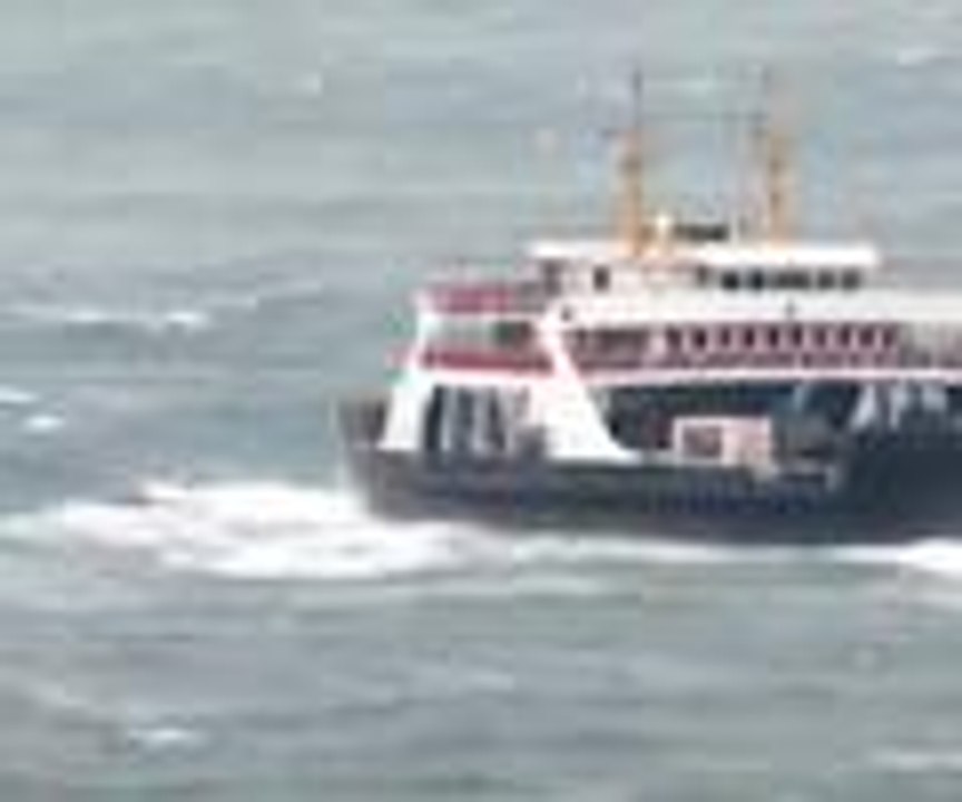 Arabalı vapurun fırtınada zorlu yolculuğu görüntülendi