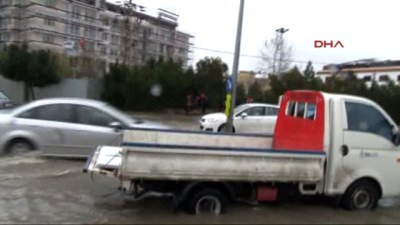Yol Göle Döndü, Sürücüler Zor Anlar Yaşadı