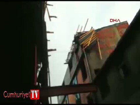 İstanbul'da çatının uçma anı böyle görüntülendi
