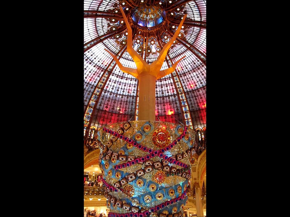 2014 Paris Galeries Lafayette sapin de Noël (vidéo 1)