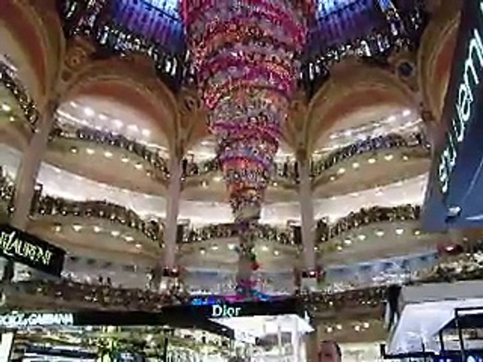 2014 Paris Galeries Lafayette sapin de Noël (vidéo 2)