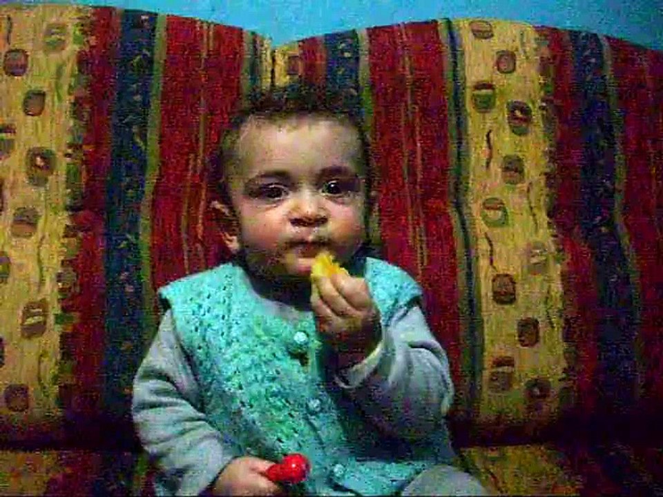 Ekşi portakal yiyen bebek