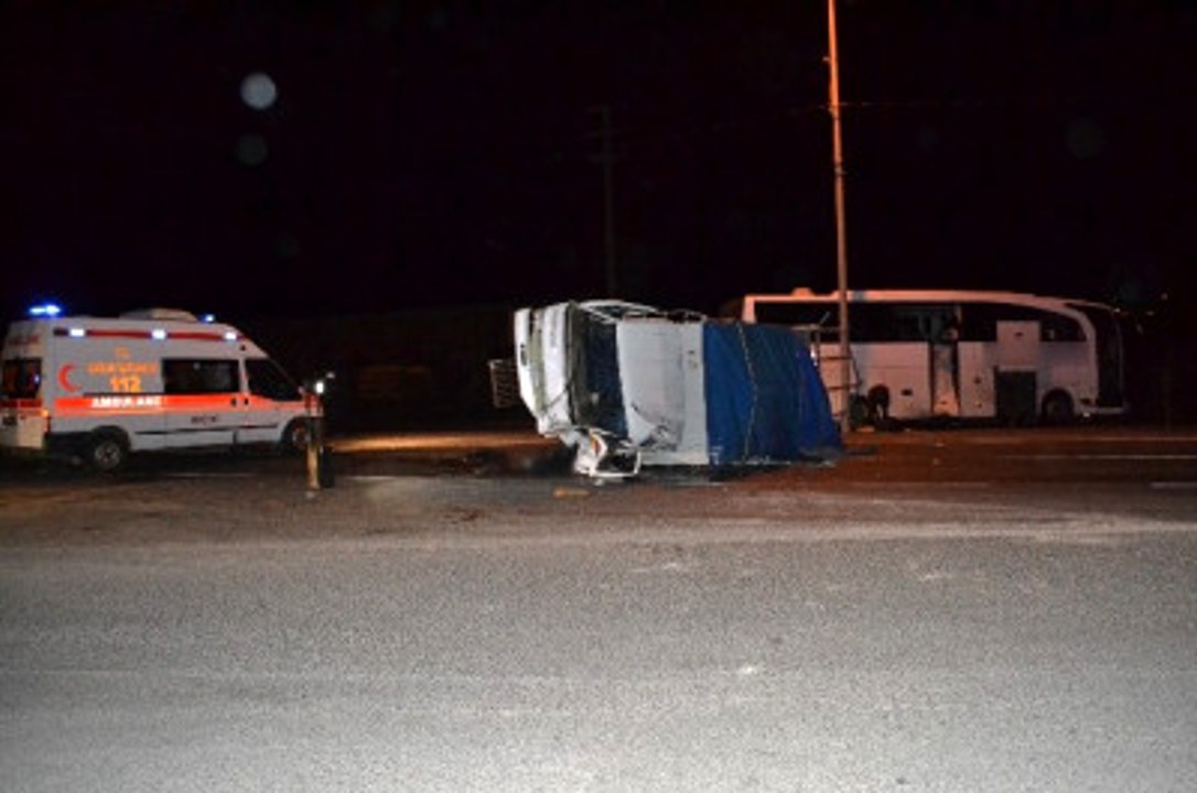 Niğde'de Otobüsle Kamyonet Çarpıştı 1 Ölü 4 Yaralı